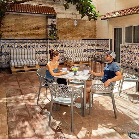 Som Hostel By The Venue Валенсия Екстериор снимка