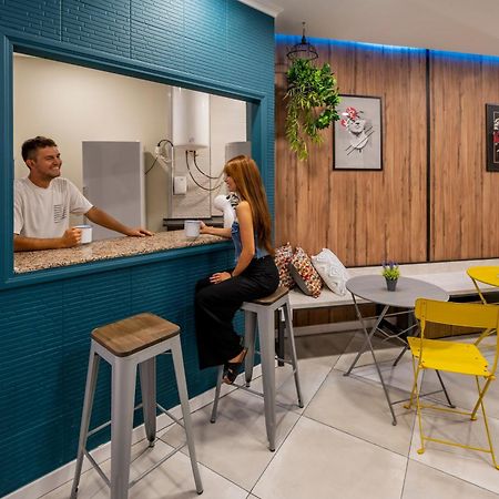 Som Hostel By The Venue Валенсия Екстериор снимка