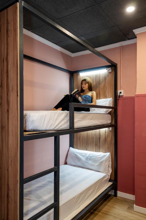 Som Hostel By The Venue Валенсия Екстериор снимка
