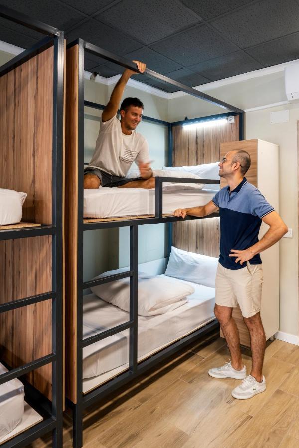 Som Hostel By The Venue Валенсия Екстериор снимка
