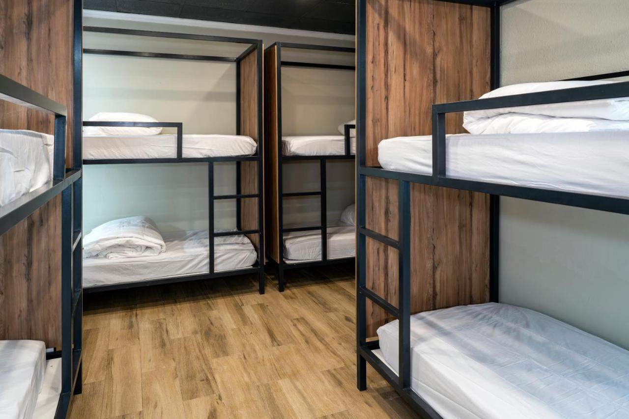 Som Hostel By The Venue Валенсия Екстериор снимка