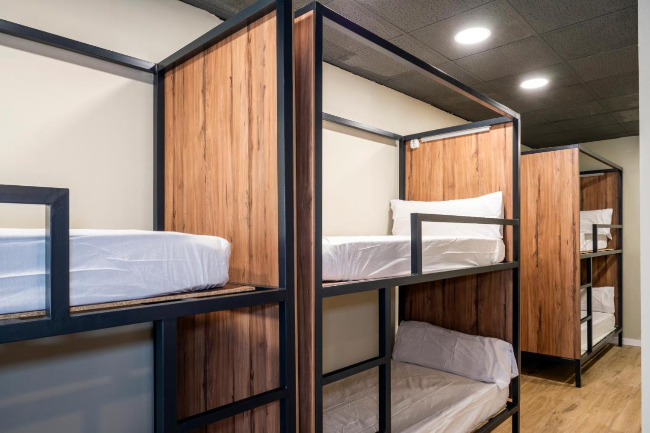 Som Hostel By The Venue Валенсия Екстериор снимка