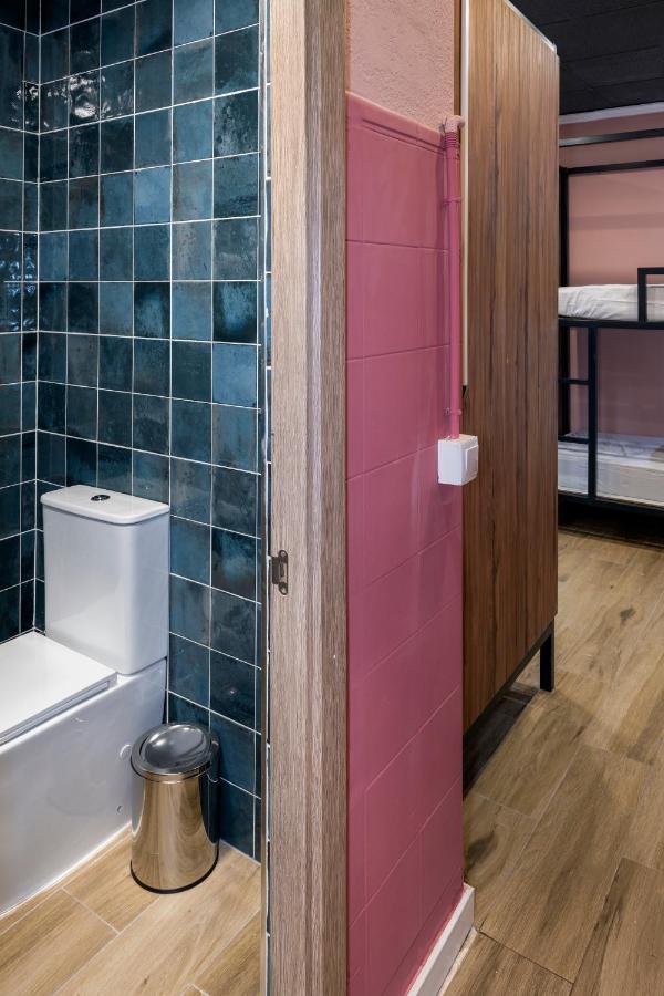 Som Hostel By The Venue Валенсия Екстериор снимка