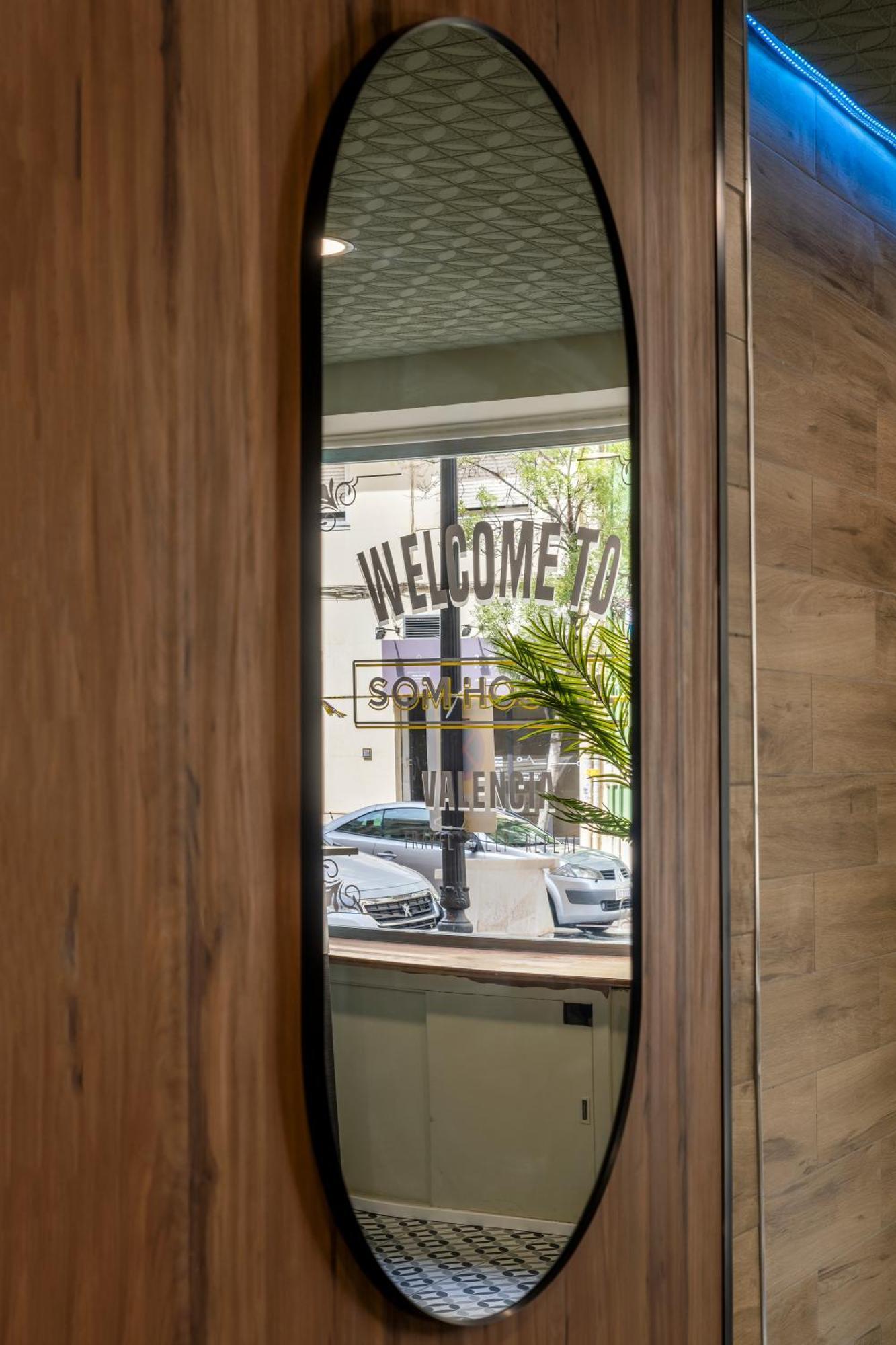 Som Hostel By The Venue Валенсия Екстериор снимка