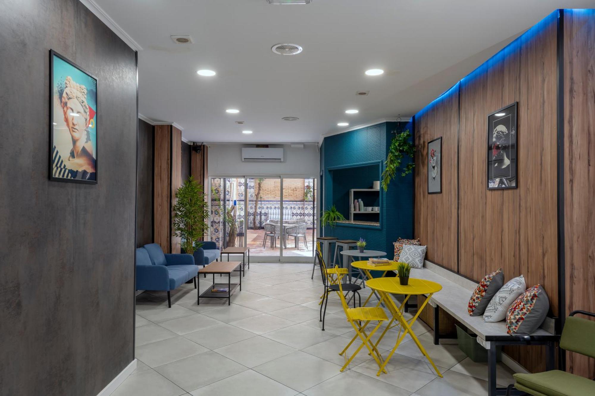 Som Hostel By The Venue Валенсия Екстериор снимка