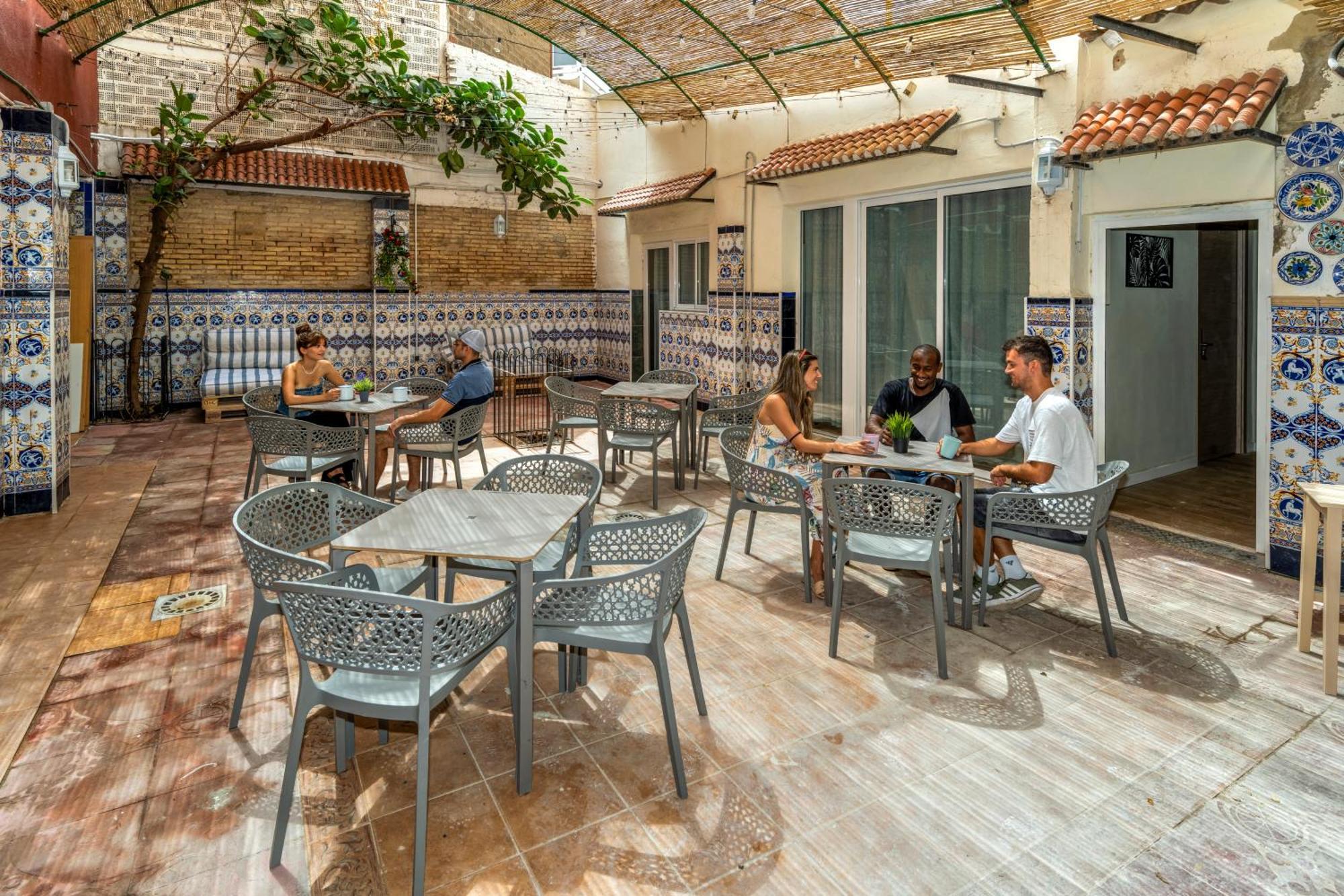 Som Hostel By The Venue Валенсия Екстериор снимка