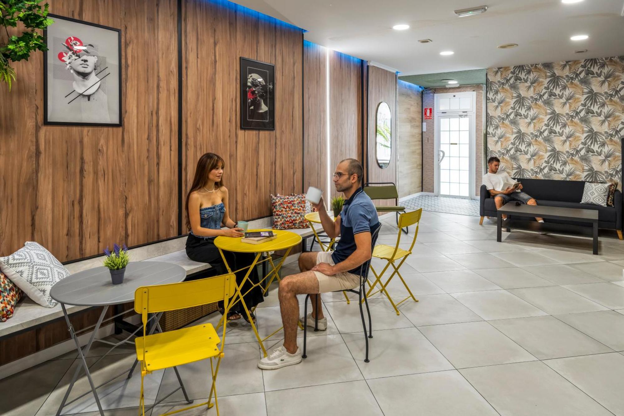 Som Hostel By The Venue Валенсия Екстериор снимка
