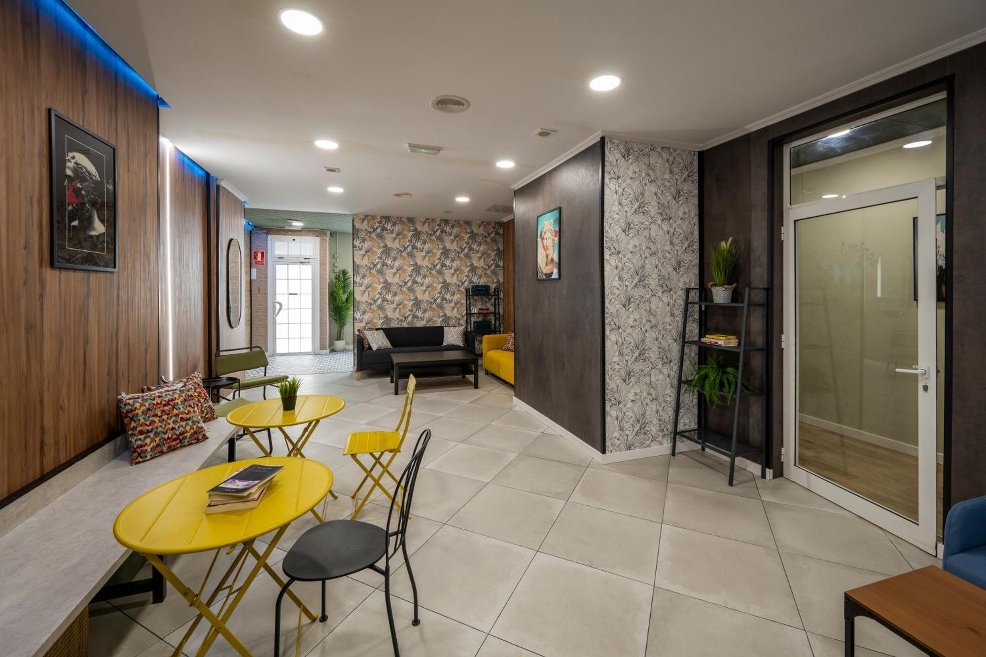 Som Hostel By The Venue Валенсия Екстериор снимка