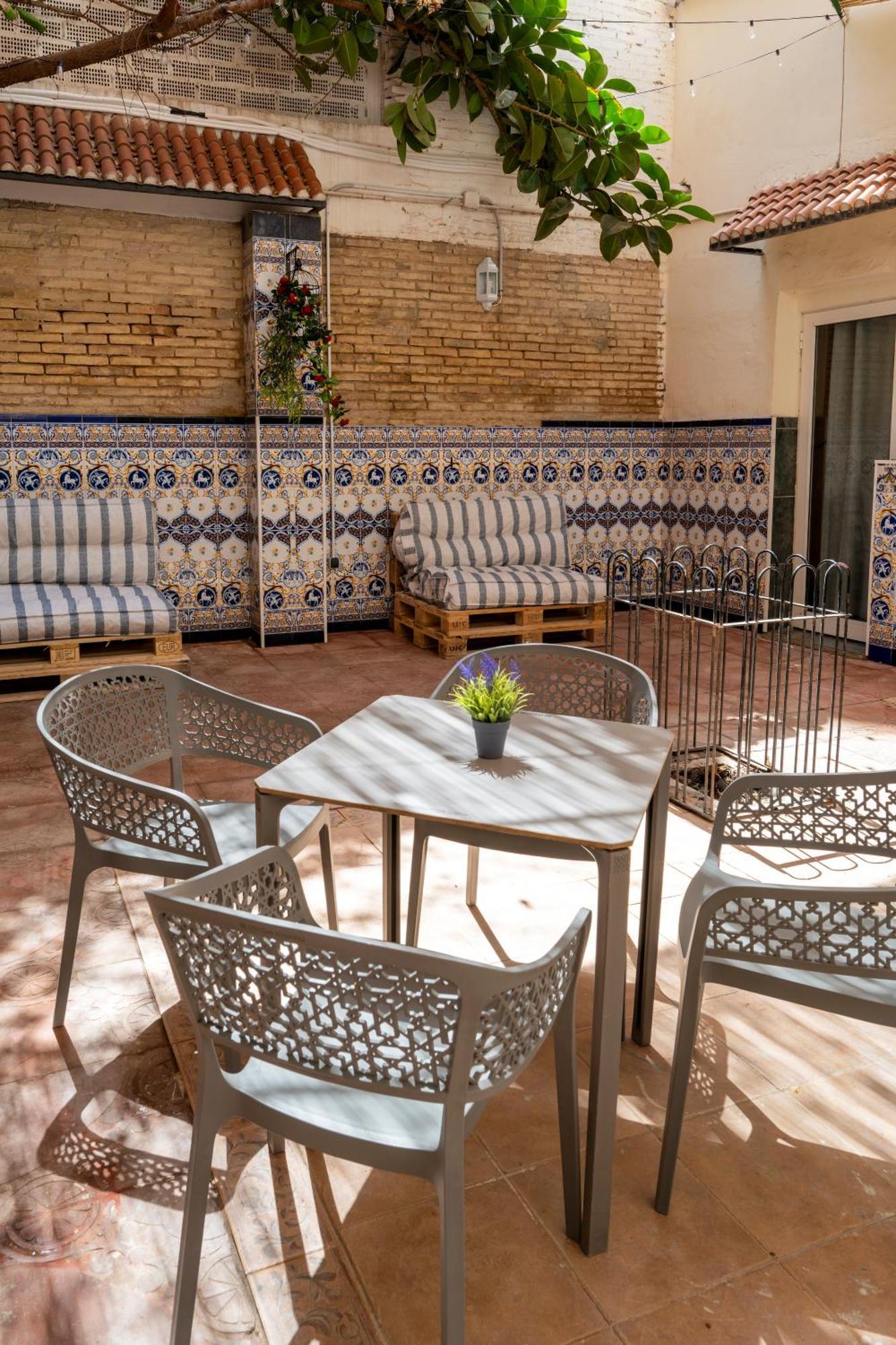 Som Hostel By The Venue Валенсия Екстериор снимка