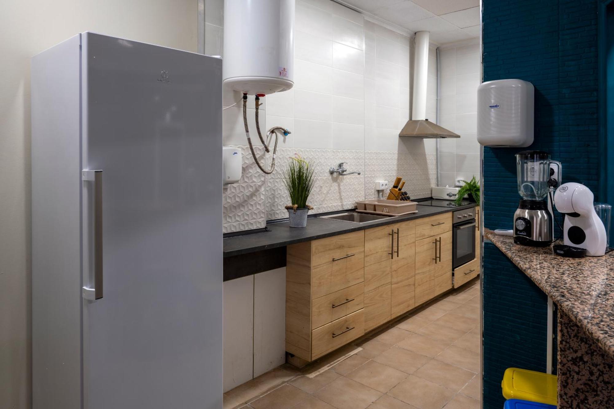 Som Hostel By The Venue Валенсия Екстериор снимка