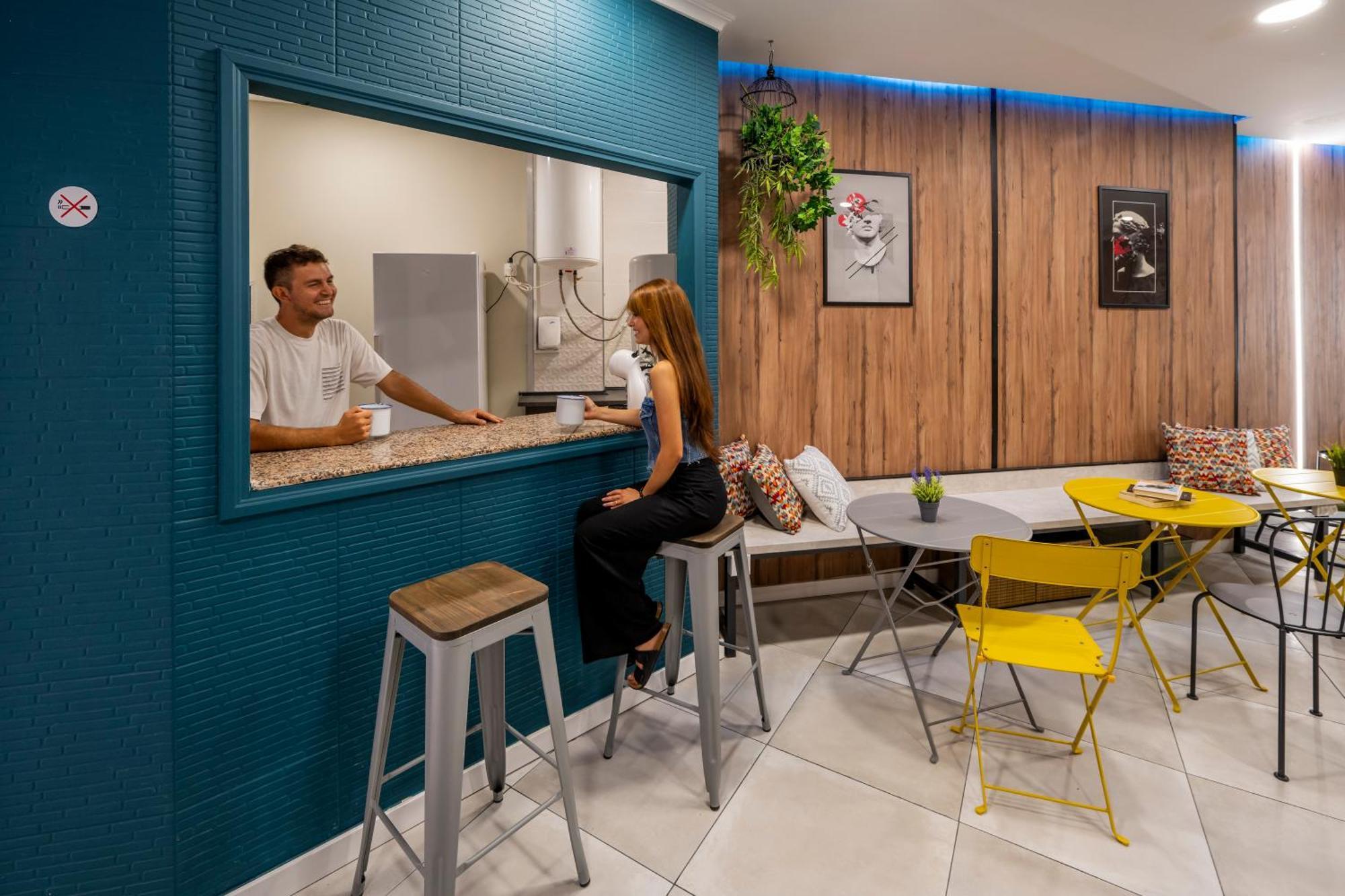 Som Hostel By The Venue Валенсия Екстериор снимка